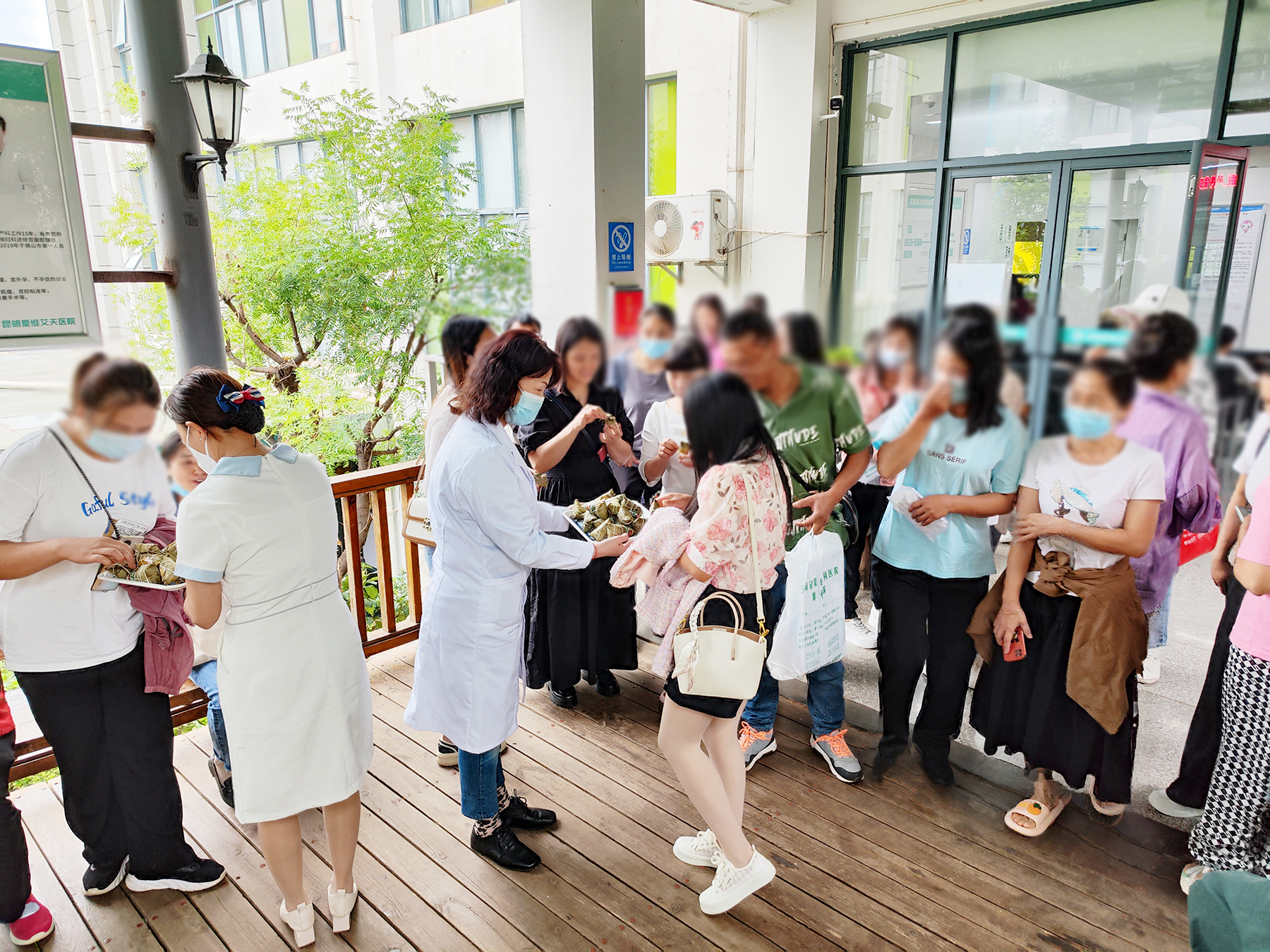 图|端午节果林社区义诊活动
